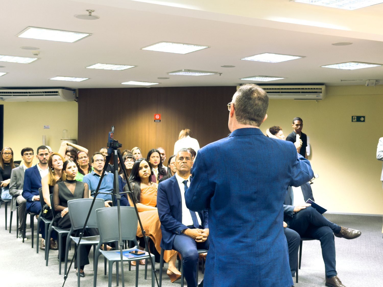 Carlos Conce conduzindo uma turma diante da plateia